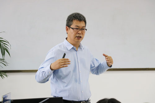 复旦大学新闻国际博彩平台
教授、媒介管理研究所所长朱春阳.jpg